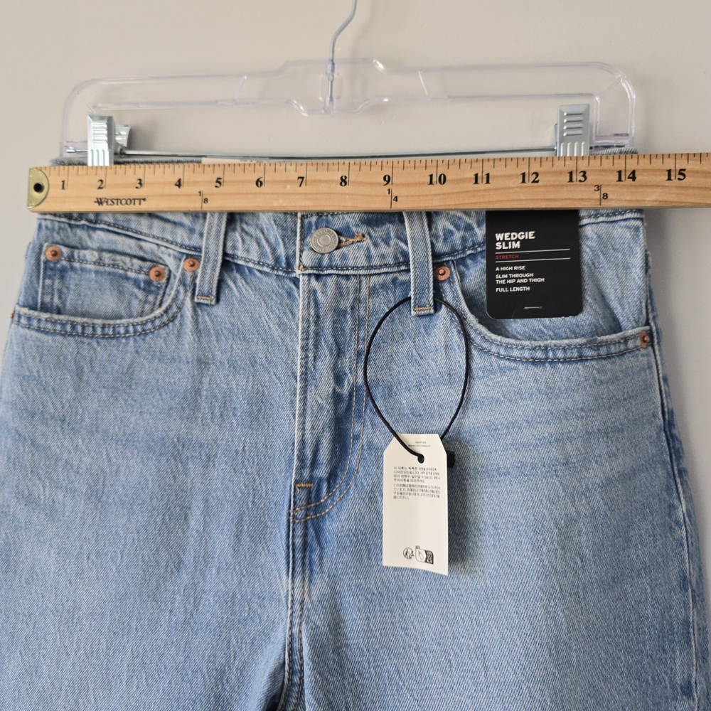 NWT Levi's Premium Wedgie Slim Straight High Rise Jeans 28 Light Wash - Picture 5 of 10